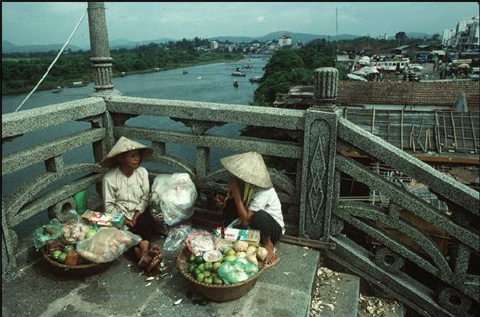 Hai phụ nữ bán hàng rong bên bờ sông Ka Long ở Móng Cái, 1995.