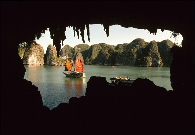 Từ lâu, Quảng Ninh được nhớ đến là điểm đến đẹp như tranh vẽ với những dãy núi hùng vĩ, đường bờ biển dài 250 km và gần 2.000 hòn đảo lớn nhỏ. Trong chuyến đi năm 1994-1995, nhiếp ảnh gia người Pháp Bruno Barbey đến Quảng Ninh để chụp những bức ảnh hiếm về cuộc sống thường ngày ở đây. Khung cảnh nhìn từ bên trong Hang Trống của vịnh Hạ Long, 1995.