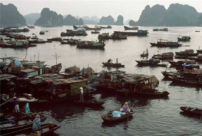 Đến nay, nhiều địa điểm trong ảnh đã trở thành danh lam thắng cảnh nổi tiếng như vịnh Bái Tử Long và Vịnh Hạ Long. Cùng chiêm ngưỡng loạt ảnh hiếm dưới đây để cảm nhận nhịp sống hổi hả, bận rộn ở Quảng Ninh những năm về trước. Làng chài Cửa Vạn ở vịnh Hạ Long, 1995.