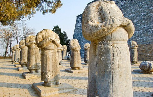 Càn Lăng hiện là một trong số ít lăng mộ còn nguyên vẹn. Càn Lăng nằm ở núi Lương Sơn. Nhìn từ xa, lăng mộ khổng lồ gồm dải núi như người đàn bà nằm ngủ.