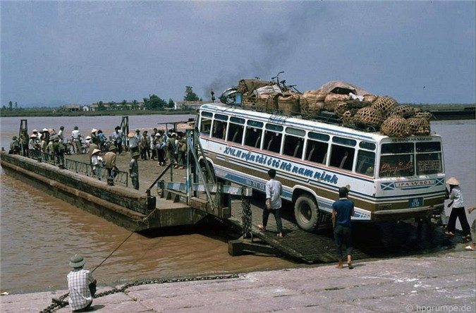 Bến phà Bính lúc đầu gọi là bến đò Bính, do người ở huyện Thủy Nguyên (Hải Phòng) vận hành chở khách từ huyện này sang nội thành Hải Phòng. Năm 1921, bến được người Pháp cải tạo và đặt tên là bến Tự Do. Sau giải phóng Hải Phòng, bến được đổi tên là bến phà Bính.