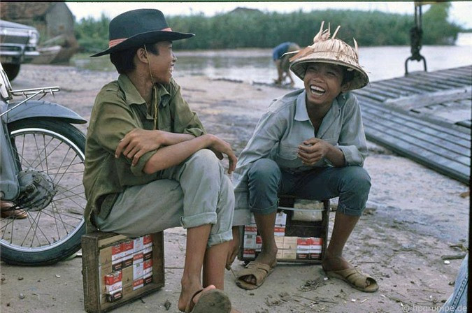 Các cậu bé bán thuốc lá ở bến phà Bính những năm 90.