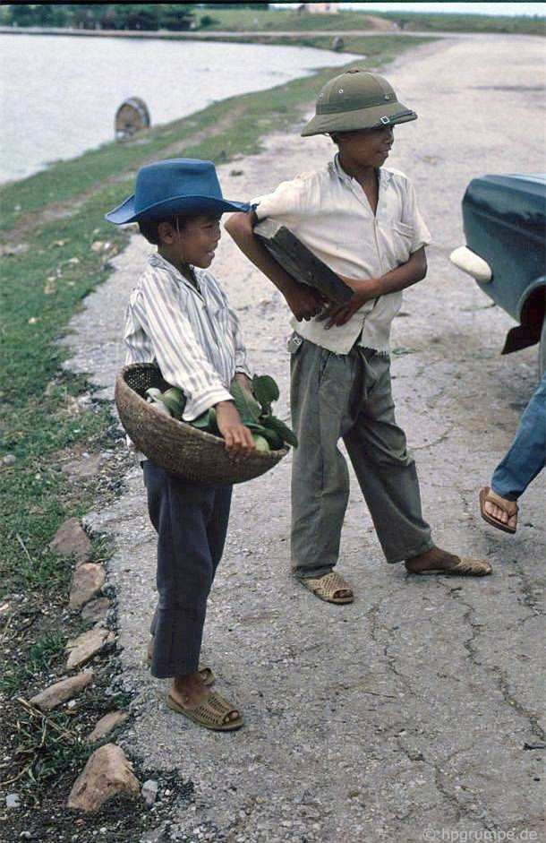 Hans-Peter Grumpe ghi chú trong những bức ảnh của mình: “Tại bến phà, các thương lái nhỏ chờ đợi để bán trái cây, thuốc lá hoặc đồ ngọt”.
