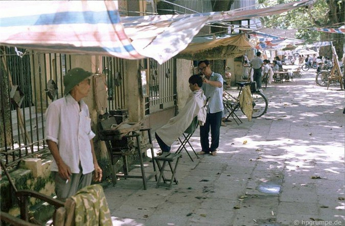 Các hiệu cắt tóc vỉa hè.