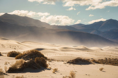 Thung lũng Chết , California (Mỹ), là một trong những nơi khô và nóng nhất hành tinh. Mùa hè năm 1913, địa điểm này được ghi nhận đạt nhiệt độ không khí cao kỷ lục với 56,7 độ C. Ngày 28-29/4 vừa qua, nhiệt độ tại đây cũng đạt mức xấp xỉ 45 độ C. Ảnh: Ben Beddoes/WHSV.