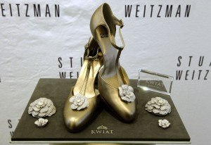 8. Giày cao gót "Retro rose" của Stuart Weiztman: Lấy cảm hứng từ những kiểu mốt thập niên 1940, Stuart Weiztman đã sáng tạo ra đôi giày "bông hồng cổ điển". Số kim cương trang trí trên bông hoa lên tới 100 carat, bên cạnh đó cũng có hơn 400 viên kim cương siêu nhỏ đính khắp thân giày. Giá trị của thiết kế này là 1 triệu USD.