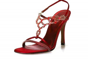 6. Đôi guốc Ruby Slippers của Stuart Weitzman trị giá tới 1,6 triệu USD: Stuart Weitzman tiếp tục thống trị danh sách những đôi giày cao gót đắt nhất thế giới. Đôi cao gót này được đính 123,33 karat hồng ngọc (tương đương 642 viên). Những viên hồng ngọc được đặt cẩn thận trên lớp bạch kim tinh khiết. Sau đó, nó được phủ với một lớp satin mịn màu đỏ.