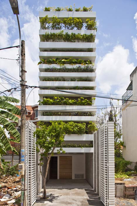 2. Nhà Stacking Green (Nhà xanh) của kiến trúc sư Việt Nam Võ Trọng Nghĩa: Ngôi nhà này ở TP HCM, có chiều sâu là 20 m nhưng chỉ rộng 4 m. Đây là một kiểu nhà ống siêu mỏng phổ biến tại Việt Nam. Thế nhưng, Stacking Green có thiết kế khác biệt và thoáng mát hơn với nhiều cây xanh nhiệt đới được trồng quanh trong nhà.