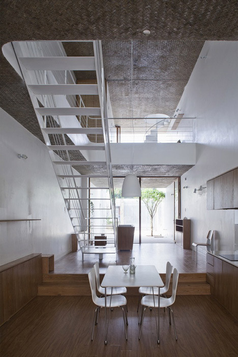 7. Ngôi nhà Townhouse của kiến trúc sư Thụy Điển Elding Oscarson: Nằm kẹp giữa các toà nhà lân cận tại Landskrona, Thụy Điển, Townhouse chỉ rộng 5m với diện tích khiêm tốn 75 m2. Với sàn nhà nén, trần nhà cao thoáng và tầng trệt bằng cốt với mặt đường giúp cho việc đặt 3 tầng vào một khối nhà có chiều cao ngang với mái của các nhà lân cận.