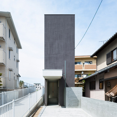 5. Căn nhà Promenade của Kiến trúc sư Kouichi Kimura: Ngôi nhà có chiều sâu 17 m, rộng 2,7 m này nằm ở Shiga, Nhật Bản được thiết kế với hàng lang dài và mỏng. "Khi bạn di chuyển dọc theo hành lang, bạn sẽ thấy không gian trải dài từ góc này sang góc khác", kiến trúc sư cho biết. Phần lớn đồ nội thất của căn nhà này đều được thiết kế riêng để giảm sự lộn xộn, tiết kiệm không gian.