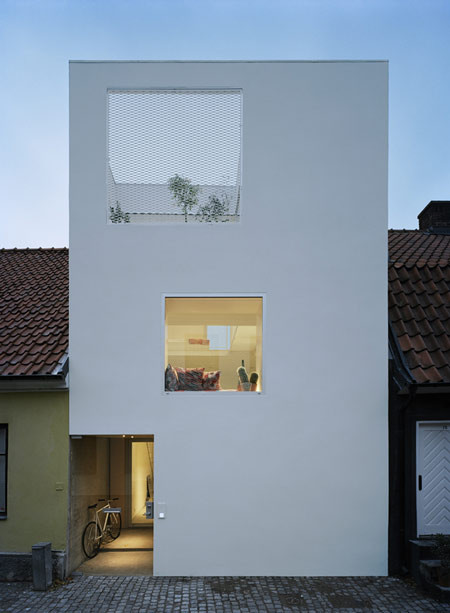 8. Garden and House của kiến trúc sư Ryue Nishizawa: Tọa lạc tại thành phố Tokyo, Nhật Bản, ngôi nhà Garden and House có không gian mở và thoáng, kiểu dáng đẹp và lạ mắt, ban công trồng rất nhiều cây xanh và hoa, và có hướng nhìn ra đường phố. Với kiến trúc mở và thông thoáng nhưng ngôi nhà rộng 4 m này vẫn có khu vực riêng tư phía sau “không gian xanh”. Mỗi tầng đều gồm các phòng có thiết kế khác nhau và một khu vườn nhỏ phía trước.