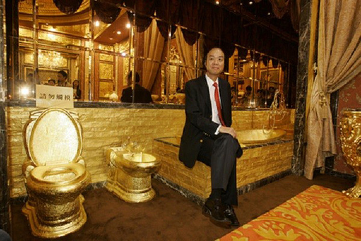Đây là chiếc toilet bằng vàng có tên The Hall of Gold của công ty Hang Fung Gold Technology, có giá cả lên tới 38 triệu USD được xây dựng năm 2001 tại Hong Kong. Để hoàn thành công trình này, công ty đã dùng tới 380 kg vàng và 6.200 viên kim cương.