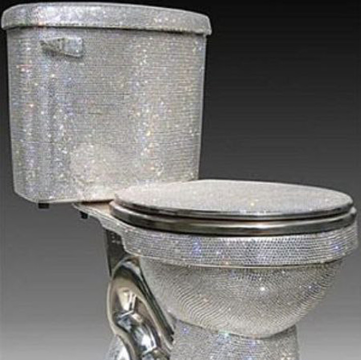 Nhà thiết kế đồ gia dụng nhà tắm Jemal Wright đã tạo ra một tác phẩm nghệ thuật thực sự khi khảm hàng nghìn viên pha lê Swarovski lên một chiếc toilet bình thường, đưa giá trị của nó lên 75.000 USD. Cả bồn chứa nước cũng được khảm toàn pha lê. Tuy nhiên, có vẻ như không ai nỡ ngồi lên một tác phẩm nghệ thuật đẹp và đắt tiền như vậy.