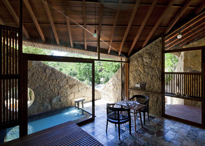 Với sự tư vấn thiết kế của Công ty kiến trúc a21 studio, 9 spa được xây dựng từ các vật liệu địa phương như đá, gỗ, lá dừa, gạch hoa và cửa cũ.