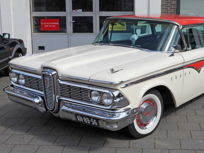 1. Ford Edsel – 1957: Cái tên “Edsel” đồng nghĩa với “tiếp thị thất bại”. Ford đã đầu tư 400 triệu USD vào chiếc ô tô Ford Edsel được giới thiệu năm 1957 và đưa ra thị trường năm 1960. Tuy nhiên, người Mỹ đã không ưa chuộng sản phẩm này bởi họ muốn có “phương tiện nhỏ hơn, kinh tế hơn”.