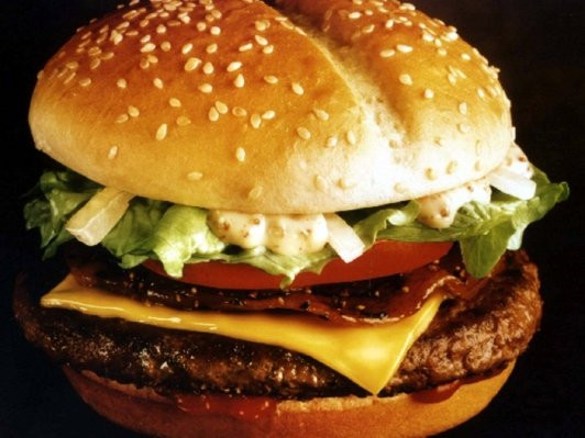 8. Arch Deluxe của McDonald – 1996: Hãng McDonald đã giới thiệu Arch Deluxe năm 1996 với dự định thu hút “những người thượng lưu đô thị” bên cạnh khách hàng mục tiêu của mình. Với chi phí 100 triệu USD, Arch Deluxe đã trở thành một trong những sản phẩm thất bại đắt tiền nhất trong lịch sử.