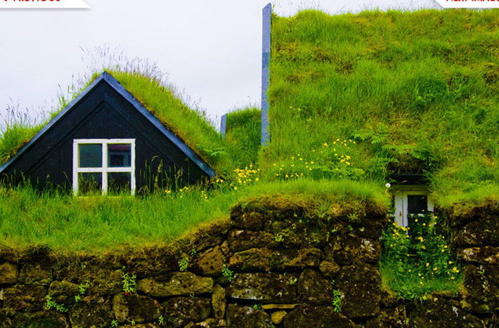 Ngôi nhà mái cỏ ở Iceland với bức tường đá bao quanh.
