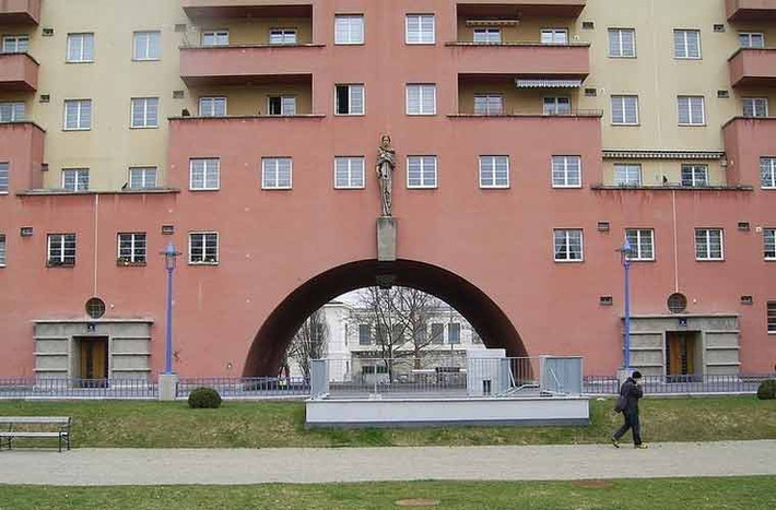 Theo đó, khu chung cư Karl Marx-Hof được đánh giá là tòa nhà có độ dài rộng “khủng” nhất, với diện tích lên tới 156.000 m2. Chung cư này chứa tới 1.382 căn hộ từ loại có kích thước 30 m2 (một phòng ngủ) và 60 m2 (loại có 2 phòng ngủ).