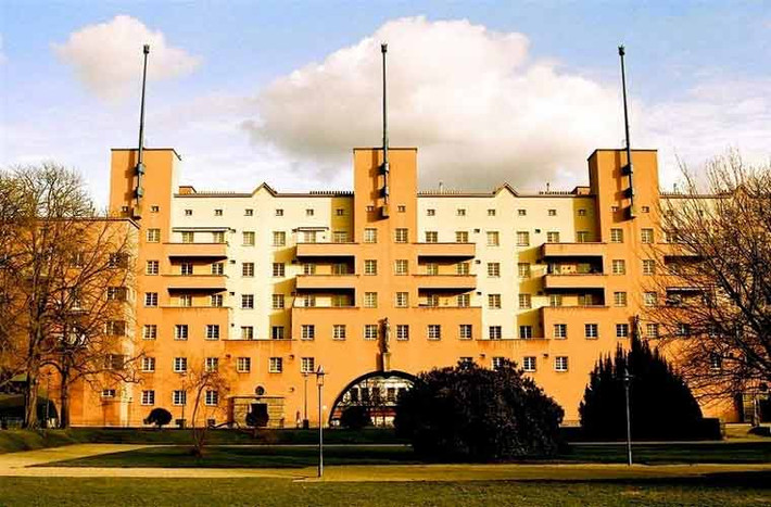 Đây là tòa nhà đầu tiên tại Vienna có nhà vệ sinh gắn liền với nguồn nước xả và ban công riêng. Lúc đó, các dự án nhà chung cư chỉ có nhà vệ sinh công cộng và vòi nước xả. Ban công trong mỗi căn hộ được coi là một tiện nghi sang trọng quý phái mà người lao động chưa từng được trải nghiệm trước đó.