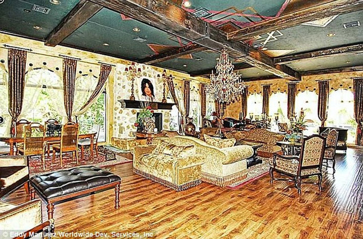 Công ty Colony Capital đã mua lại Neverland Ranch của Michael Jackson hồi năm 2008 với giá 23 triệu USD. Đó là thời điểm Jackson đang ngập trong nợ nần và trang trại có nguy cơ bị tịch thu để trừ nợ. Đến nay, họ phải bán đi để trang trải số nợ nảy sinh từ chính nơi này.