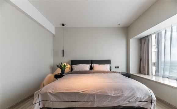 Phòng ngủ chính: Những bức tường trắng sạch sẽ của phòng ngủ chính được kết hợp với kết cấu sàn gỗ sáng màu tạo nên một không gian trang nhã, tri thức và thanh lịch. Kết cấu đơn giản thể hiện ở hầu hết các chi tiết nội thất, tất cả đều tinh tế, nhẹ nhàng, đây chính là vẻ đẹp của sự đơn giản nhưng cũng không kém phần ấn tượng.