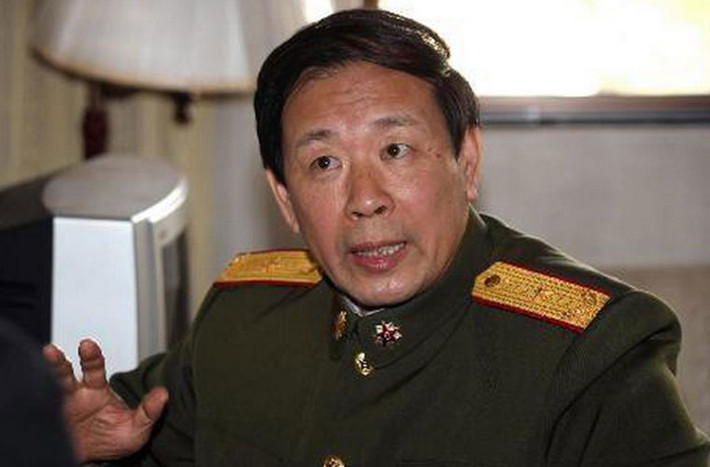 Thiếu tướng về hưu La Viện - hiện đang làm Phó chủ tịch Hiệp hội Xúc tiến Văn hóa Chiến lược Trung Quốc, từ lâu nổi tiếng là một viên tướng thuộc phái diều hâu với nhiều phát ngôn chỉ trích các nước láng giềng cố tình gây hấn với Trung Quốc.
