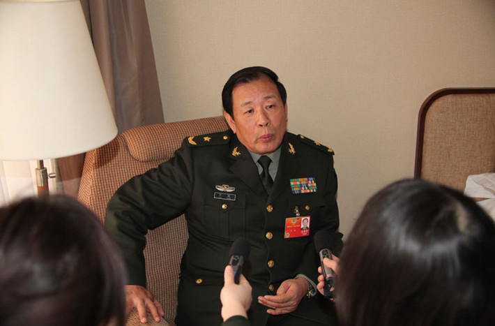 2. Tướng "diều hâu" La Viện Trên Nhân Dân Nhật Báo ngày 18/5/2014, thiếu tướng La Viện phát ngôn rằng không chỉ hiện giờ mà cả trong tương lai, Trung Quốc sẽ còn khoan dầu ở biển Đông. Tướng La Viện còn đề xuất chính quyền Bắc Kinh phải áp dụng chính sách đối ngoại tương thích để ép buộc Việt Nam và Philippines phải nghe theo.