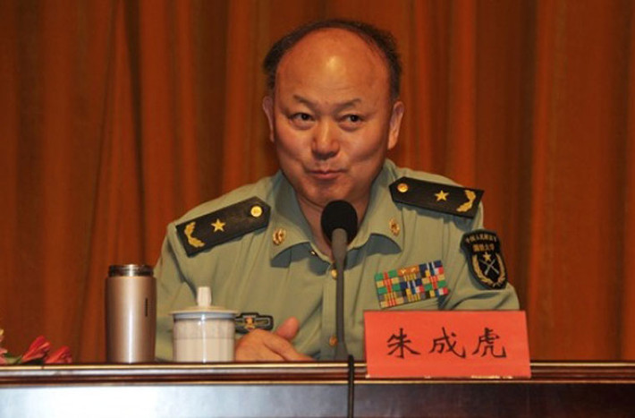 3. Thiếu tướng Chu Thành Hổ Thiếu tướng Chu Thành Hổ - giáo sư Đại học Quốc phòng Trung Quốc -từng tuyên bố khi tham dự một cuộc hội thảo về Biển Đông ở Mỹ ngày 15/3/2013: "Trung Quốc hy vọng duy trì hiện trạng Biển Đông. Điều này có nghĩa là không một quốc gia nào được mở rộng chiếm lĩnh các đảo trên vùng biển này".