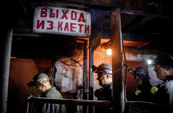 Khoảng 10.000 thợ mở khác đã di chuyển sang Nga hoặc tìm công việc khác ở Ukraine.