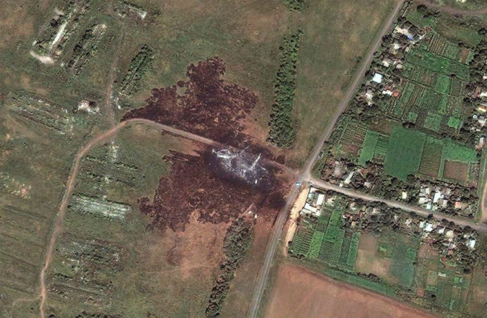 Nhiều khu vực bị tàn phá vì mảnh vỡ của MH17.