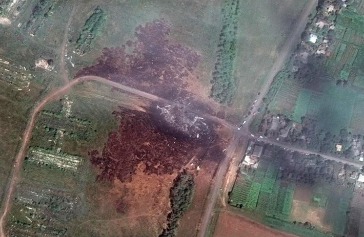 Khu vực máy bay MH17 rơi xuống nhìn từ trên cao.
