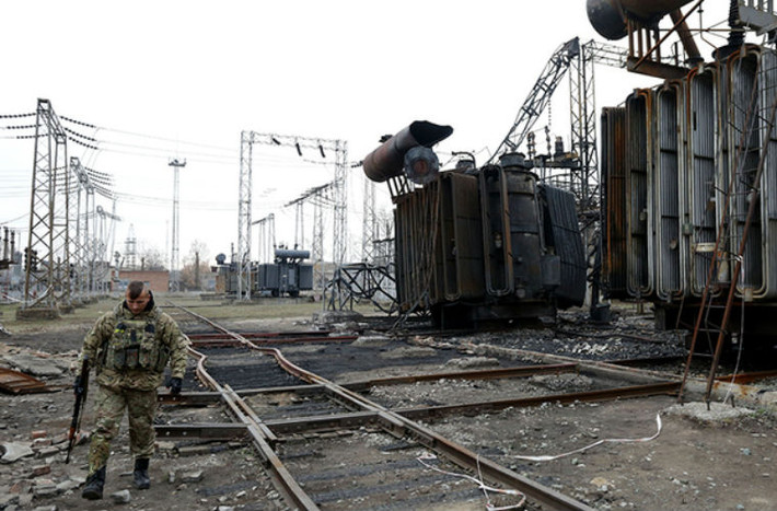 Binh sĩ Ukraine bảo vệ một nhà máy phát điện ở Lugansk.