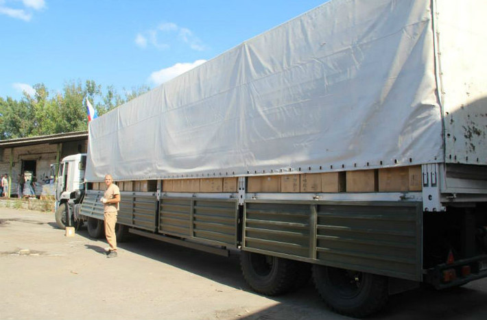 Một chiếc xe cứu trợ chờ dỡ hàng.