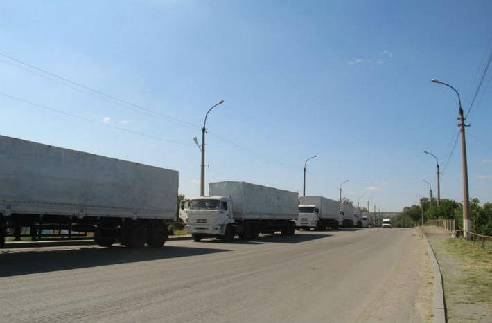 Đoàn xe cứu trợ của Nga chờ vào địa điểm tập kết của Ukraine.