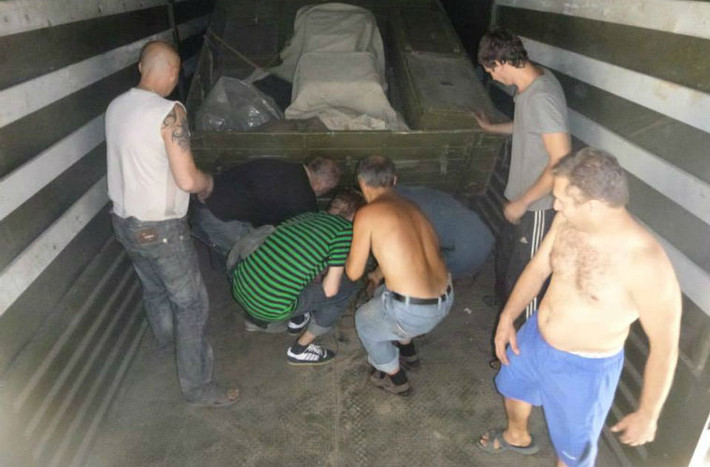 Tình nguyện viên bốc dỡ máy phát điện từ đoàn xe của Nga.