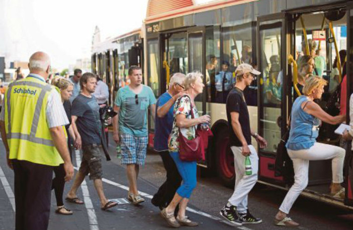 Thân nhân các nạn nhân trên chuyến bay MH17 được chuyển đến sân bay gần Amsterdam.