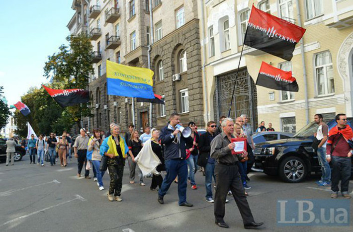 Cuộc biểu tình thu hút sự tham gia của Right Sector..