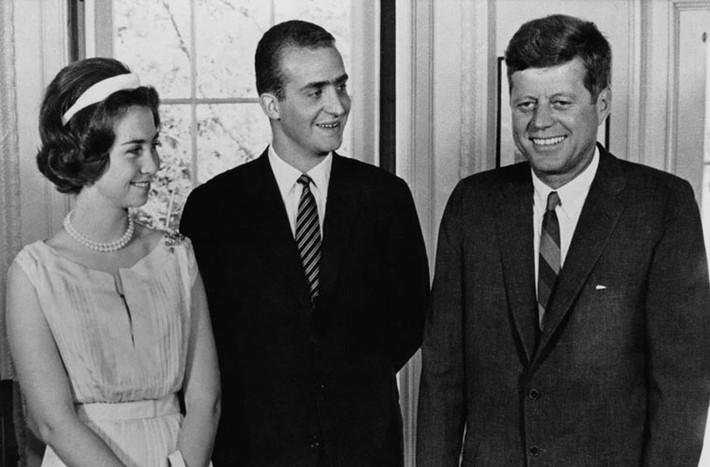 Cặp vợ chồng trẻ đến thăm Tổng thống Mỹ John F.Kennedy tại Nhà Trắng trong tuần trăng mật năm 1962.