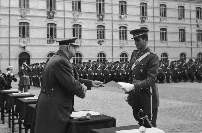 Hoàng tử Juan Carlos nhận bằng tốt nghiệp sĩ quan sau khi hoàn thành khóa học tại Học viện Quân sự Zaragoza năm 1959 khi mới 21 tuổi.