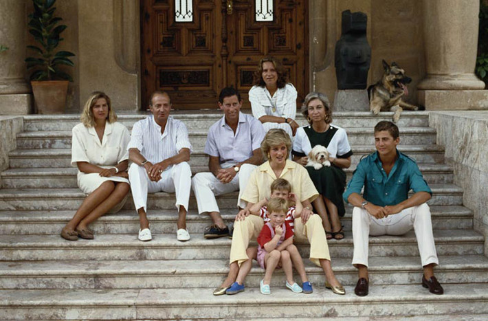 Vua Juan Carlos và Hoàng hậu Sofia cùng 3 các con trong kỳ nghỉ cùng với Thái tử Charles, Công nương Diana và Hoàng tử William và Harry năm 1989.