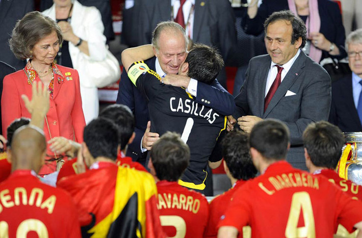 Vua Juan Carlos chúc mừng đội tuyển Tây Ban Nha vô địch Euro 2008.