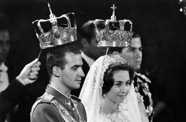Lễ cưới của Hoàng tử Juan Carlos và Công chúa Sofia diễn ra tại Nhà thờ Saint Dennis ở Athens, Hy Lạp.