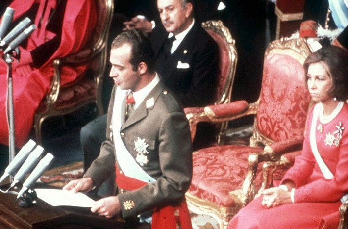 Vua Juan Carlos phát biểu trước người dân tại buổi lễ lên ngôi vào ngày 22/11/1975, 2 ngày sau cái chết của Tướng Franco.