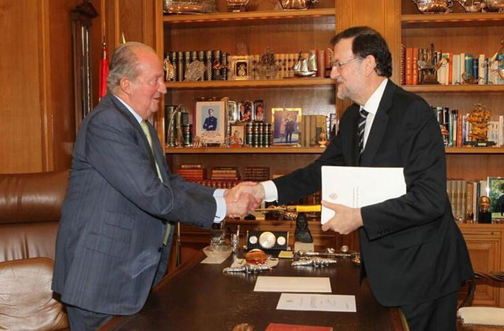 Vua Juan Carlos bắt tay với Tổng thống Tây Ban Nha Mariano Rajoy khi trao quyết định thoái vị của mình ngày 2/6/2014.