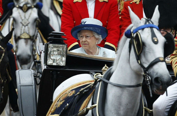 Nữ hoàng Elizabeth II lãnh đạo tới 16 quốc gia, mặc dù không có thực quyền nhưng nhiều người dân vẫn coi bà là nữ hoàng của họ.