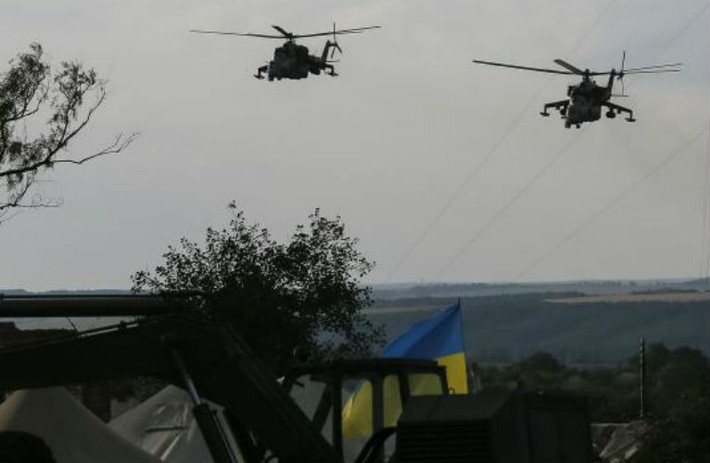 Trực thăng tấn công của Quân đội Ukraine bay trên bầu trời Slavyansk.