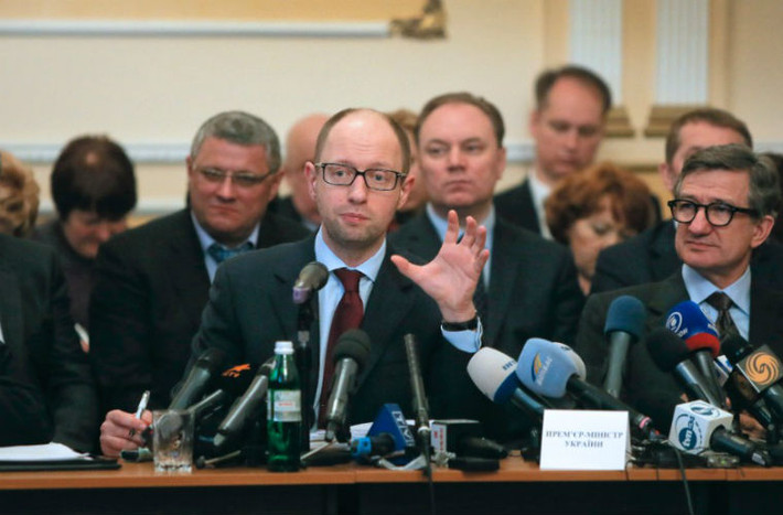 Thủ tướng tạm quyền Ukraine Arseniy Yatsenyuk phát biểu ngày 11/4 trong chuyến thăm tới thành phố miền Đông Ukraine, Donetsk. Ông Areseniy Yatseyuk hứa sẽ cấp nhiều quyền hơn cho chính quyền các tỉnh.
