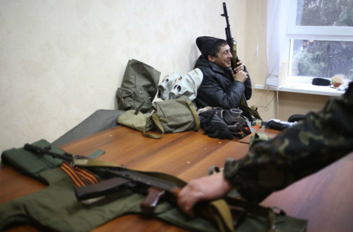 Người biểu tình ở Lugansk được trang bị vũ khí sau khi chiếm được kho vũ khí bên trong tòa nhà Cơ quan An ninh Ukraine tại thành phố này.