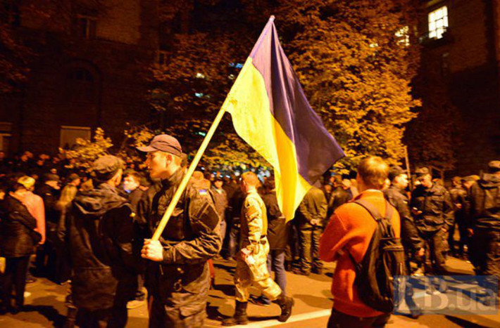 Những người lính biểu tình mang theo cờ Ukraine.