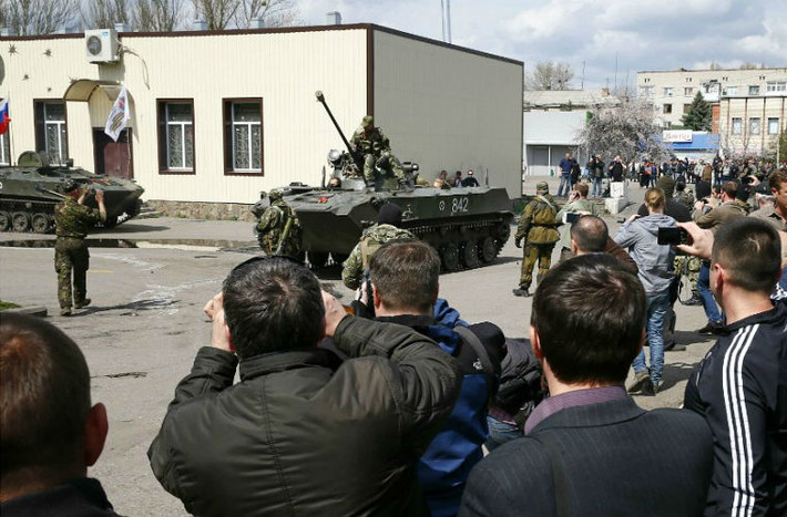 Những xe bọc thép này sau đó được chuyển đến thành phố Slavyansk. Tổng thống tạm quyền Ukraine Alexander Turchinov tuyên bố sẽ giải thể lữ đoàn lính dù số 25 do những binh sĩ đầu hàng người biểu tình thuộc lữ đoàn này.